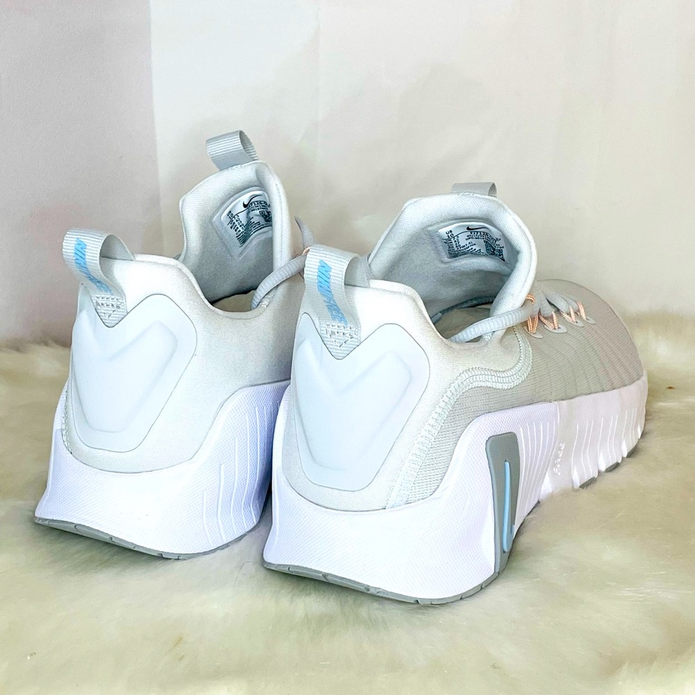New Nike Free Metcon 6 in Photon Dust and Metallic Silver Women's size 10 - Picture 2 of 9